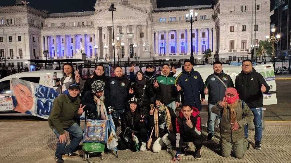 Un plato caliente frente al Obelisco: SOMRA acompañó a jubilados y a la comunidad científica